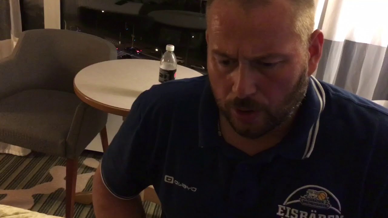 Lars Wendt liegt im Bett von Physiotherapeut Nils Minkwitz