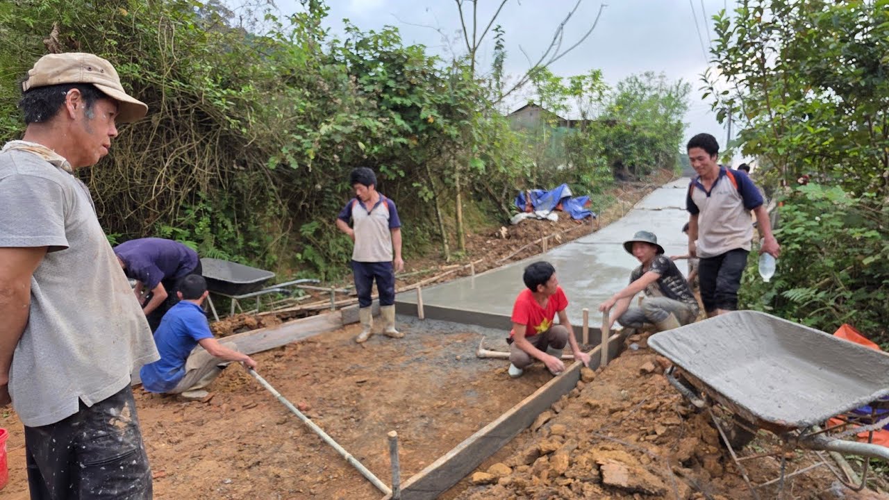 Đường Lùng Pục các hộ H.mong tăng tốc đổ đường Bê tông ngày thứ 2. Nguyễn Tất Thắng