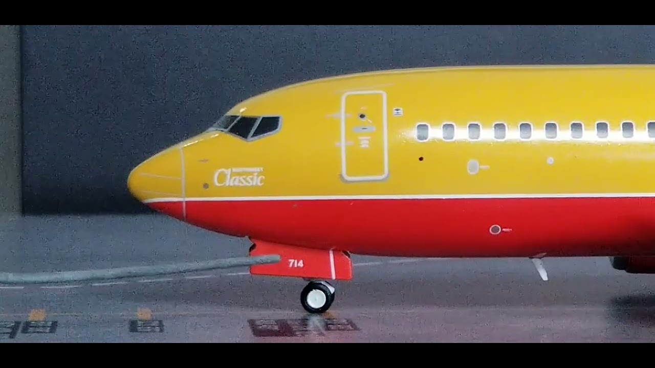 Gemini 200 Southwest Airlines B737-700(WL) (Retro Gold Livery-Flaps Down)Review(FHD)