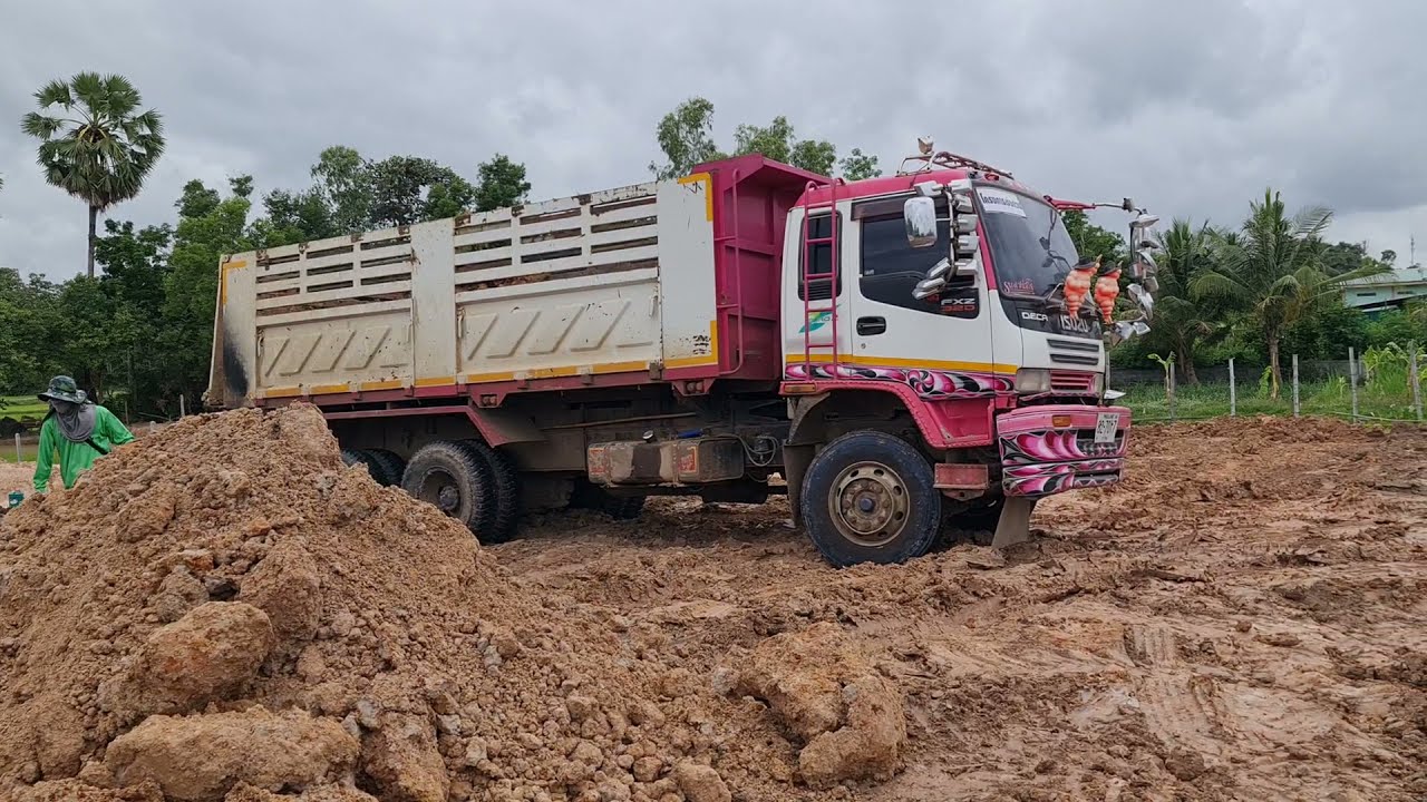 ถอยดั้มดินมันส์ๆกับทีมงานรถสิบล้อ Dump Truck Tractor