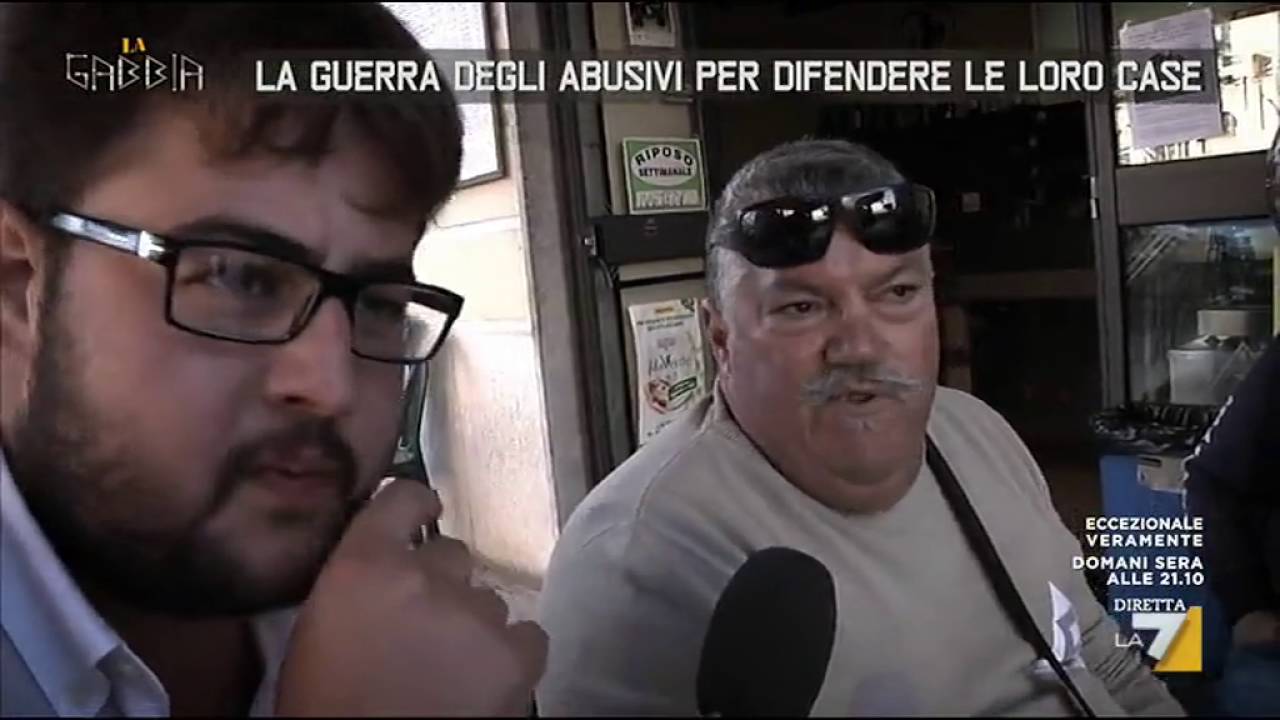 La guerra degli abusivi per difendere le loro case