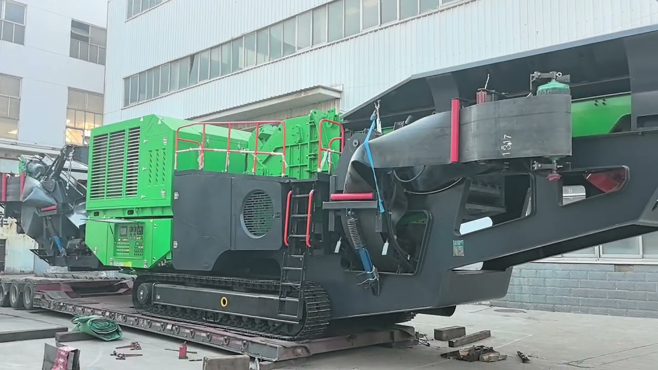 Track-mounted impact crusher plant with a production capacity of 200 tons per hour.