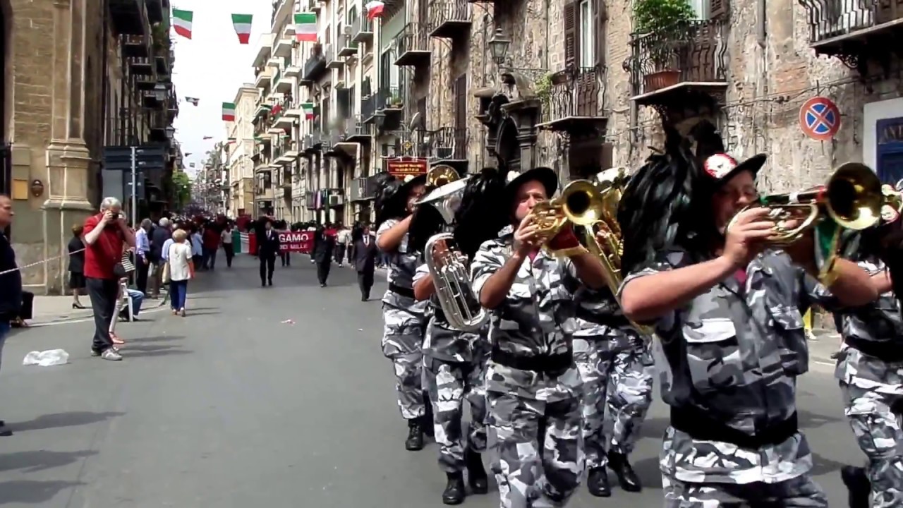 Sfilano i Bersaglieri nelle vie di Palermo maggio 2016 Raduno in Sicilia