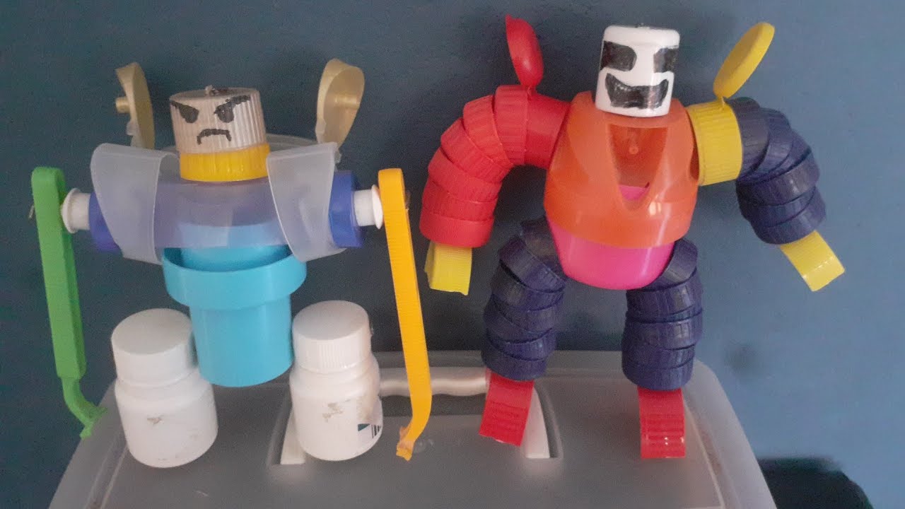Robô com tampinhas de garrafa pet
