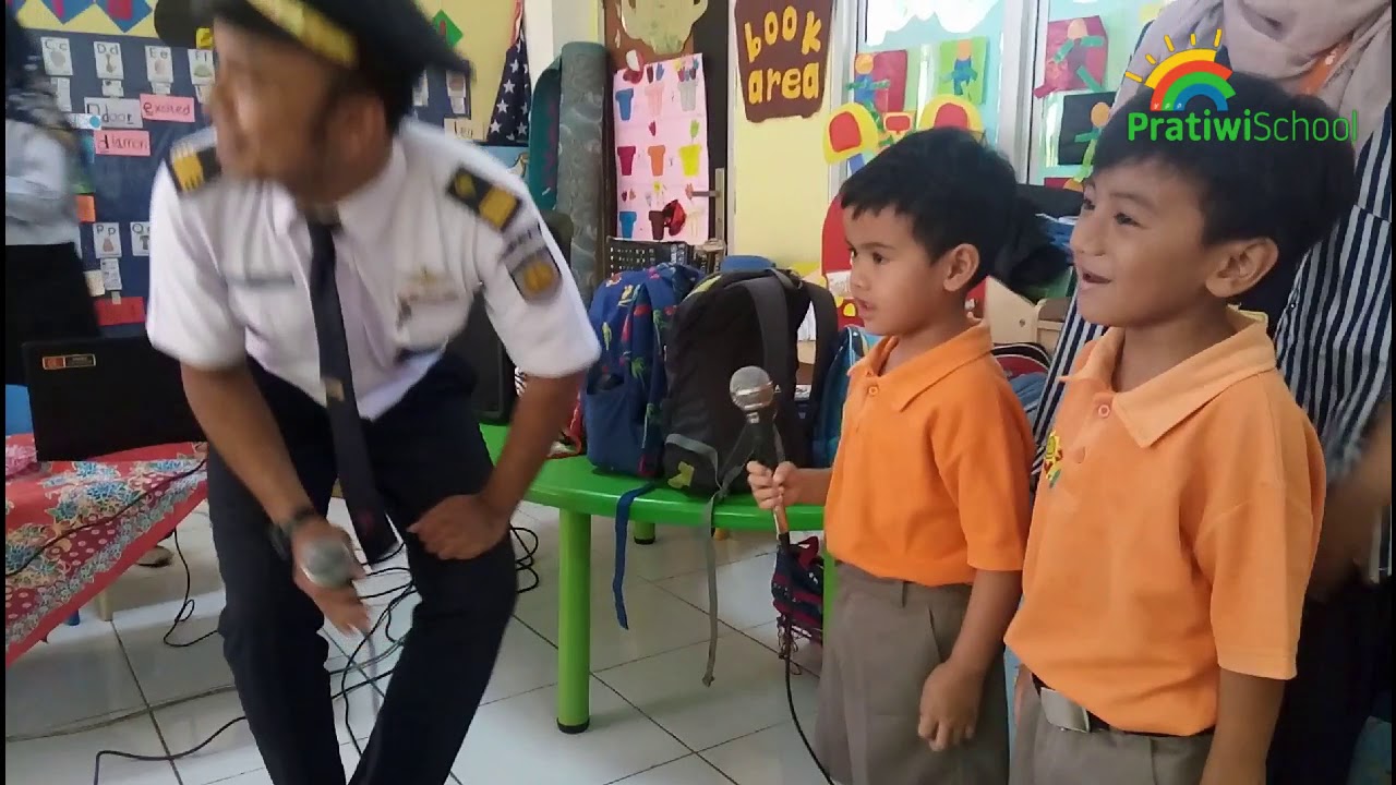 Career Day Pratiwi School bersama Masinis KA Commuterline Indonesia