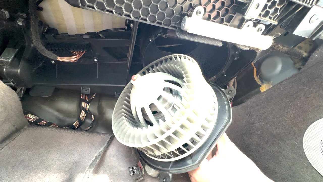 Как заменить электродвигатель вентилятора Mercedes Benz E-класса W211