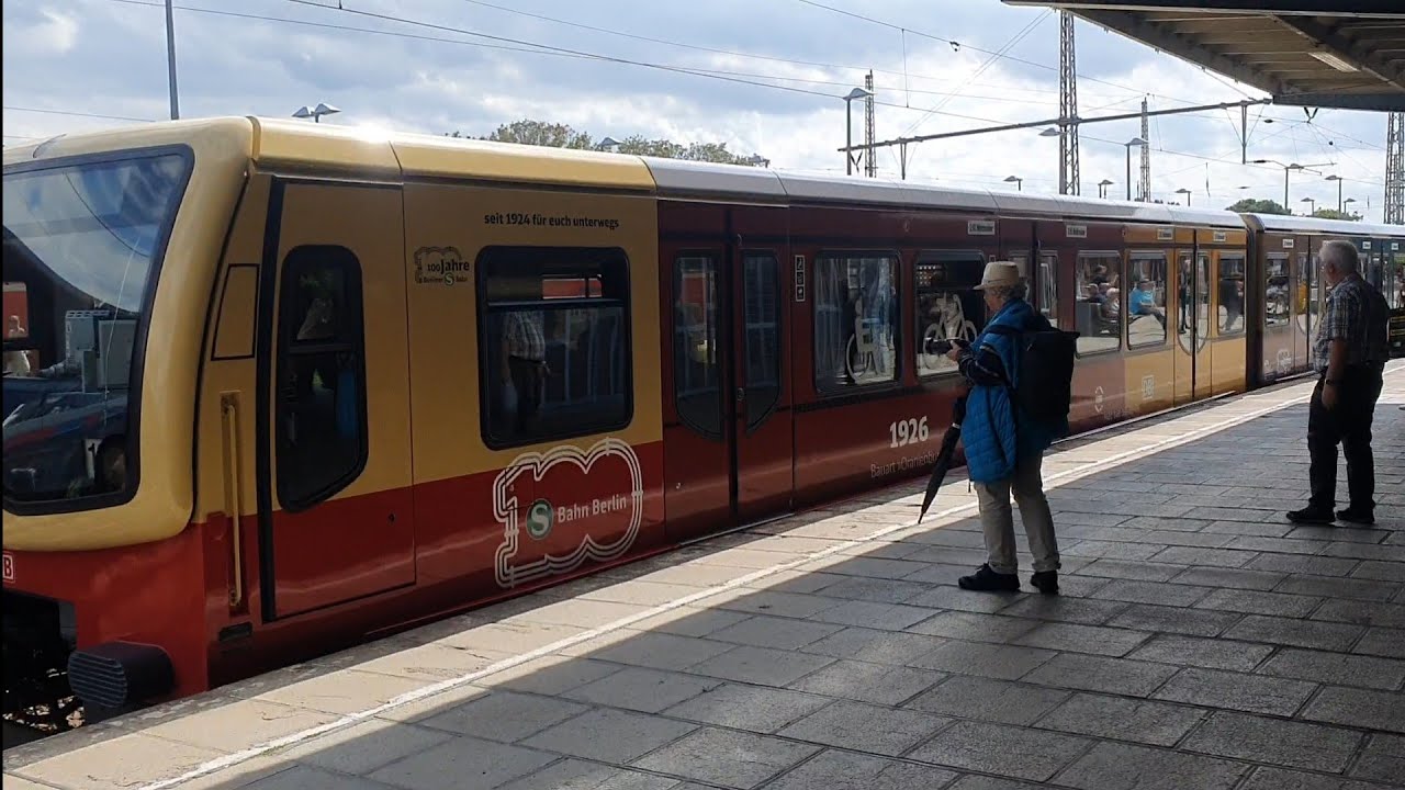 100 Jahre S-Bahn: Einfahrt Jubiläumszug in Bernau mit verschiedener Farbgebung (BR 481)