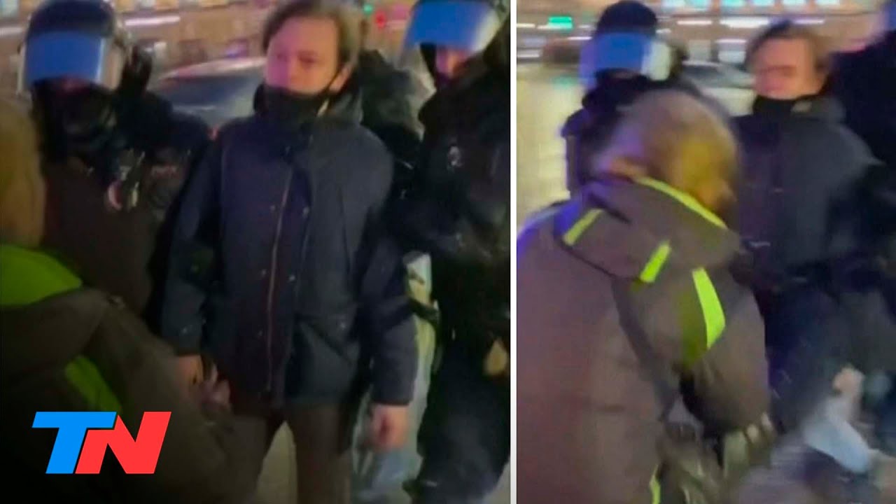 La policía rusa pateó a una mujer en una marcha por la liberación del opositor Navalni
