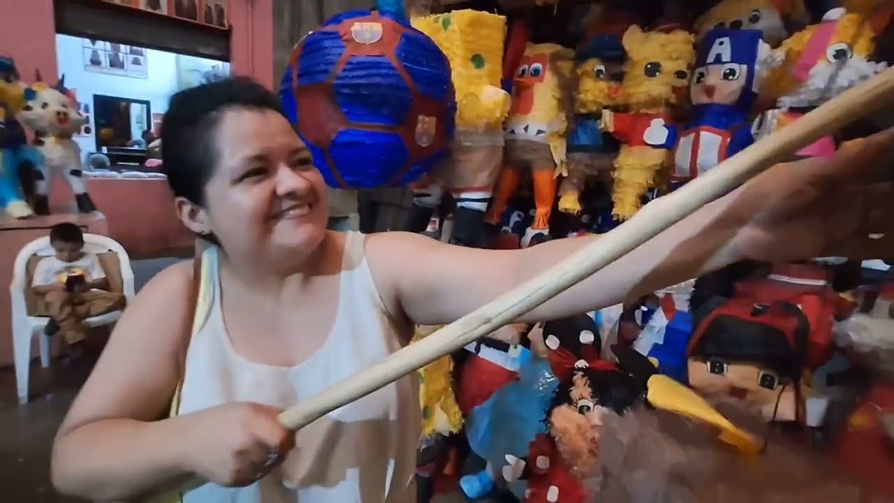 estamos en el gran mercado de puras piñatas aquí tienen de todas las figuras que imaginen