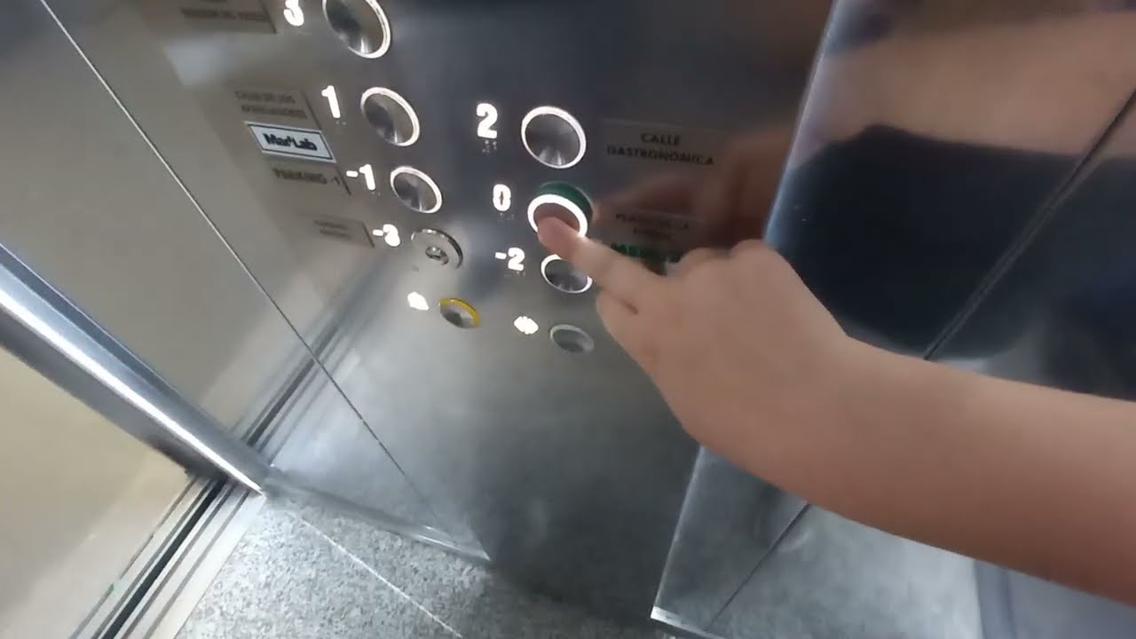 Ascensores Otis GeN2 Life eléctricos MRL del 2019 en CC. Gran Bulevar El Vasco, Oviedo, España