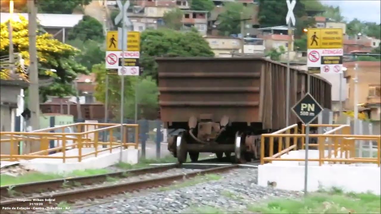 Trem de minério vazio com dupla de locomotivas AC44i #7330-2 e #3452-8