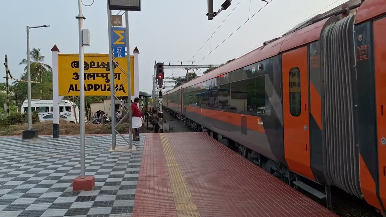 Thiruvananthapuram-Mangaluru Vande Bharat Express (20632) Is Arriving At Alappuzha