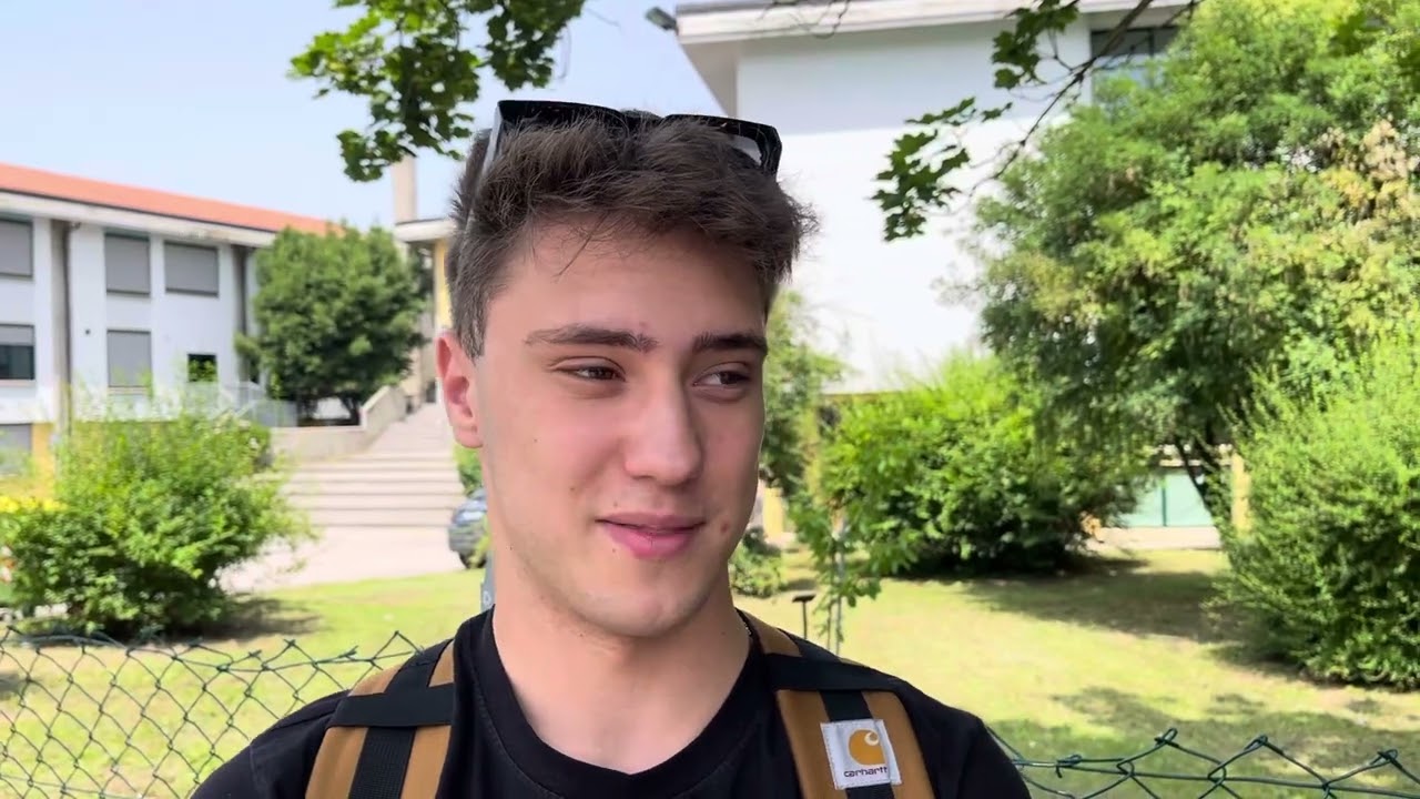 Esami di maturità 2023, Filippo e Giulio tra i primi ad uscire dall’istituto Sansovino di Oderzo