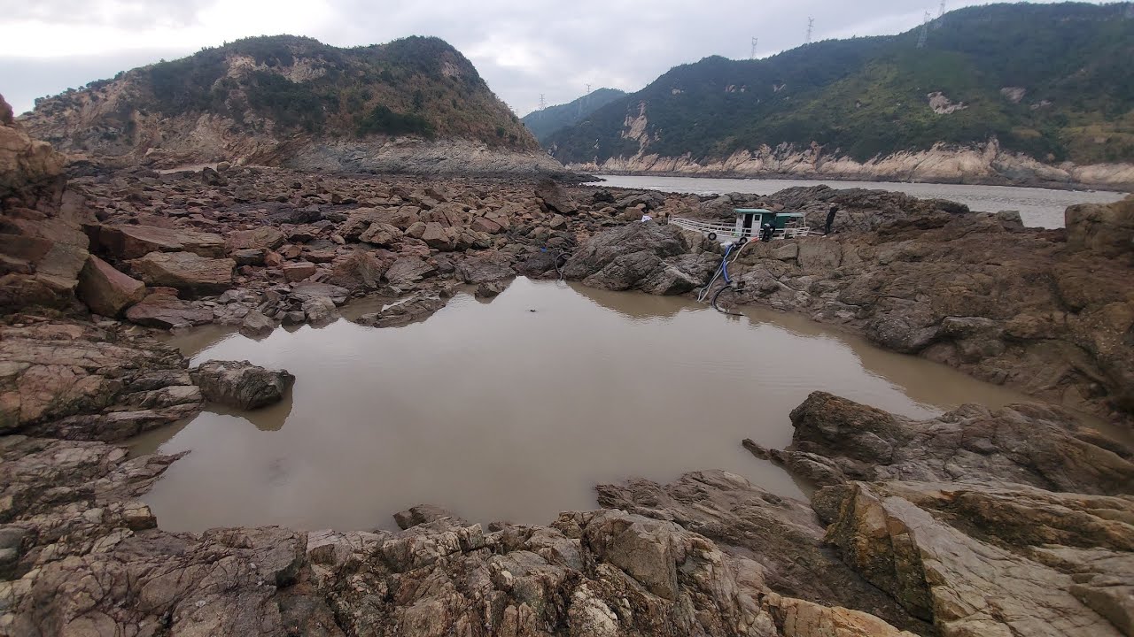 这水坑实在太大，没实力真的不敢抽，抽干后的场景让大伙大饱眼福
