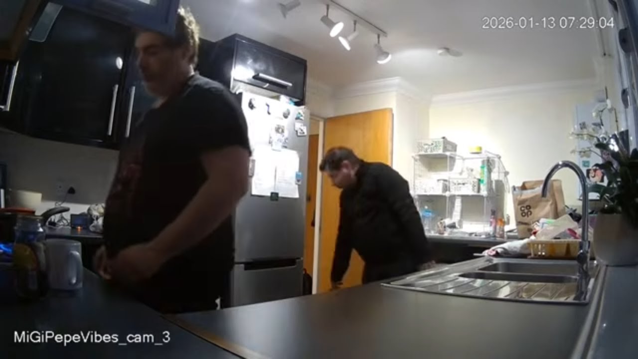 🔴 24/7 LIVE: Italian Couple in London - Real Life [KITCHEN 🍳] - MiGIPepeVibes - Cam 3