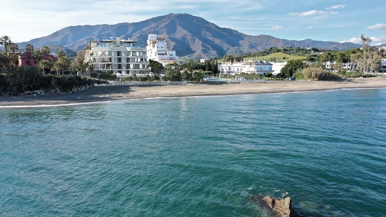 Piso en VENTA a estrenar en primera línea de playa en Estepona 995.000€