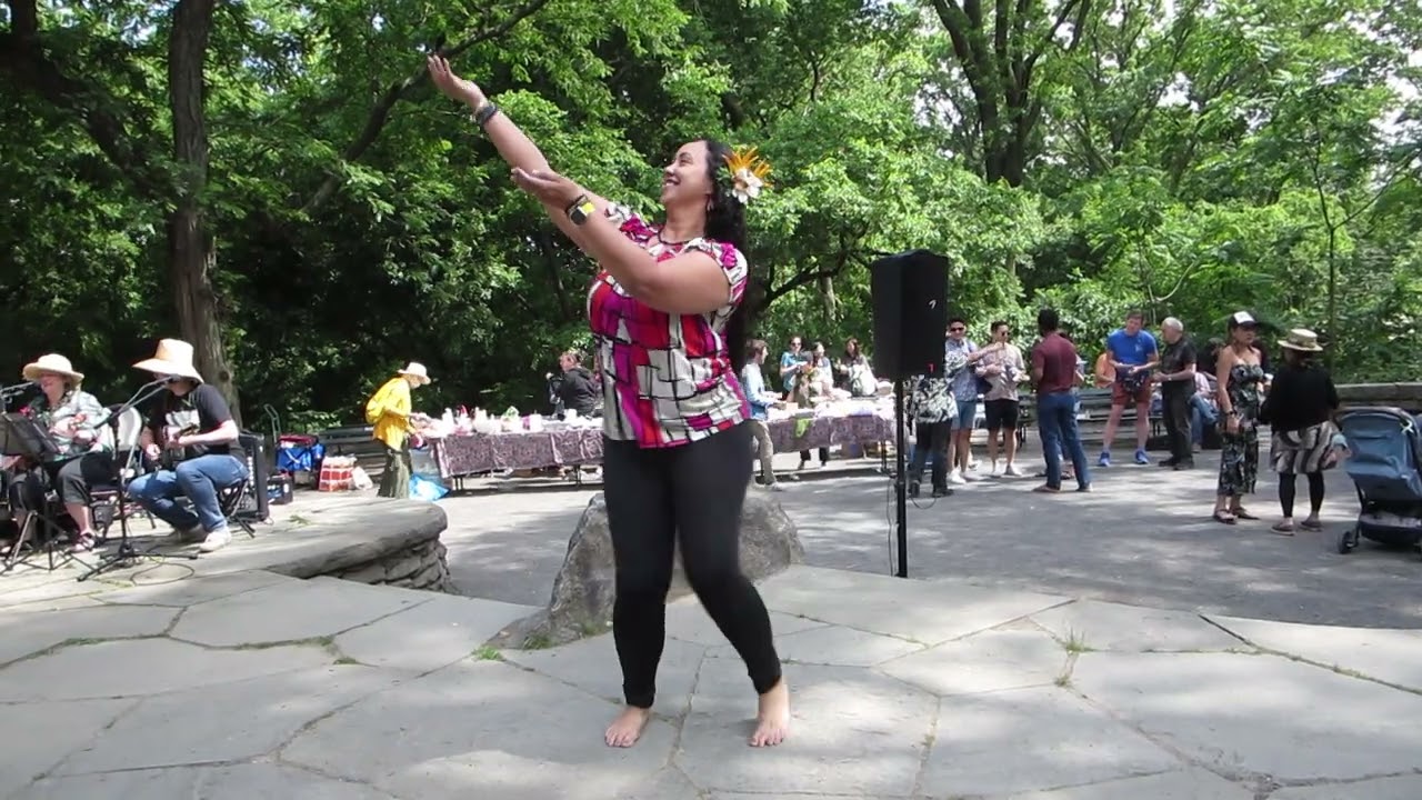 Lovely Hula Hands - Hula Auana by Kawaiohawaiki Luana Anakalea.