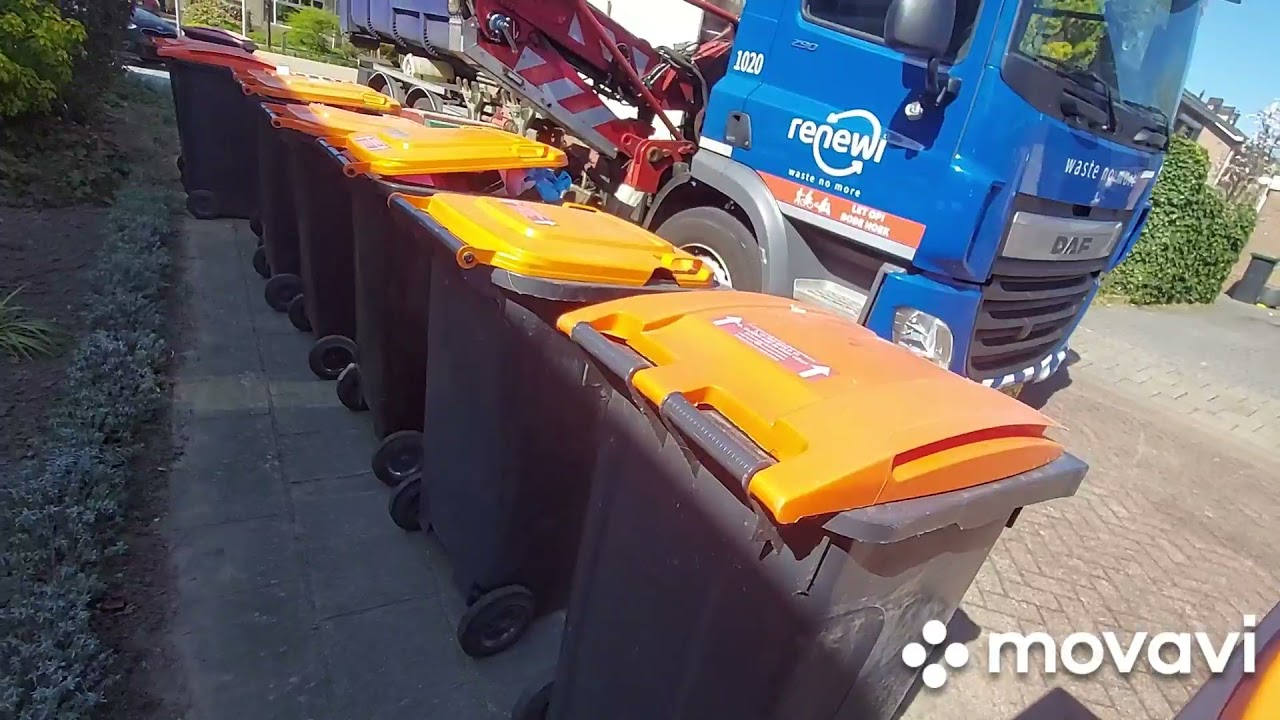 Vuilniswagen van Renewi pmd