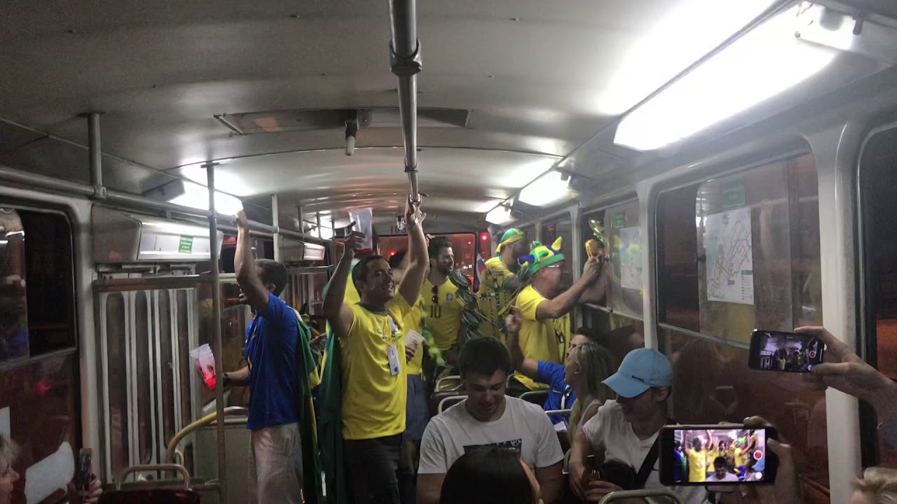 Brasileiros festejando na Tranvia em Samara a vaga para as quartas da Copa 2018. Brasil 2 x 0 México