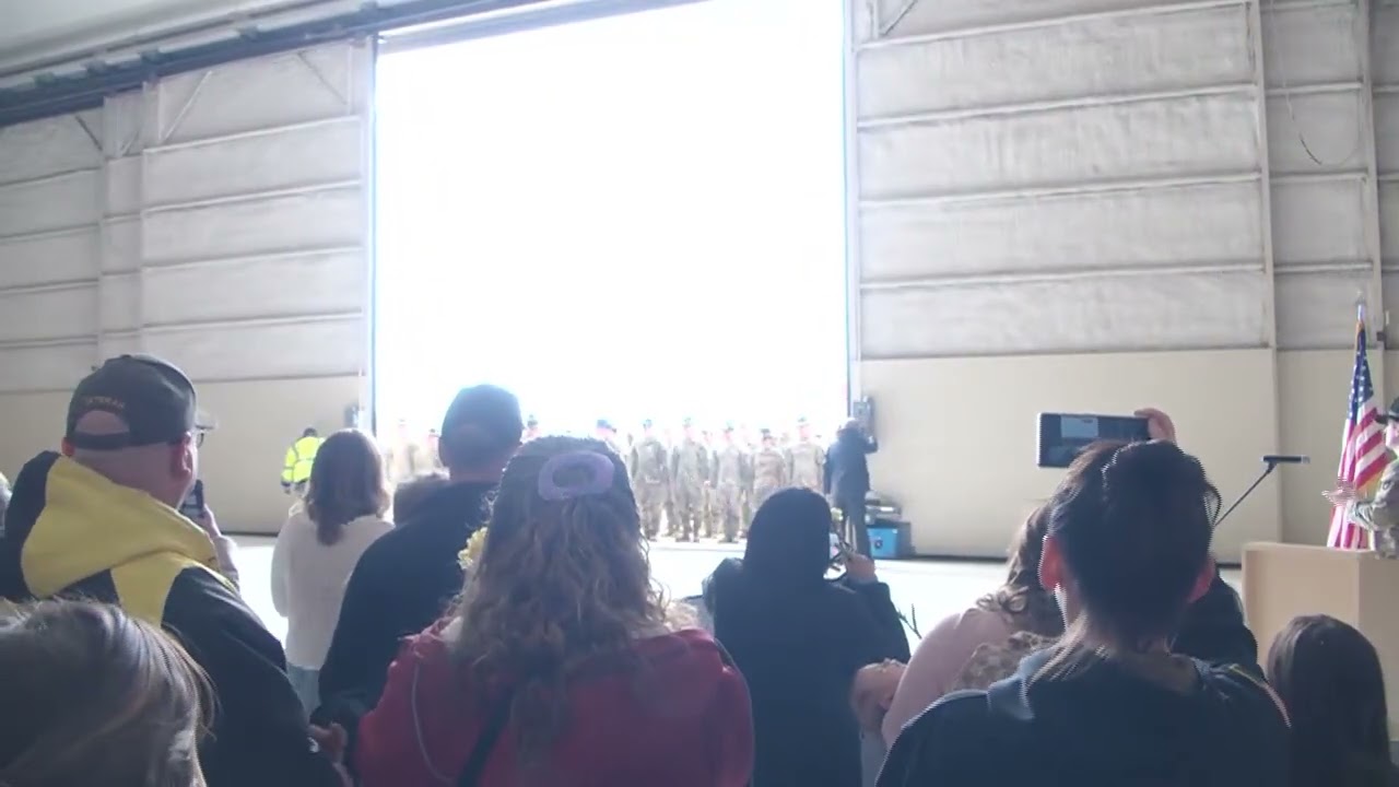 Момент, когда солдаты Национальной гвардии Айовы направились в ангар аэропорта Сиукс-Гейтвей.