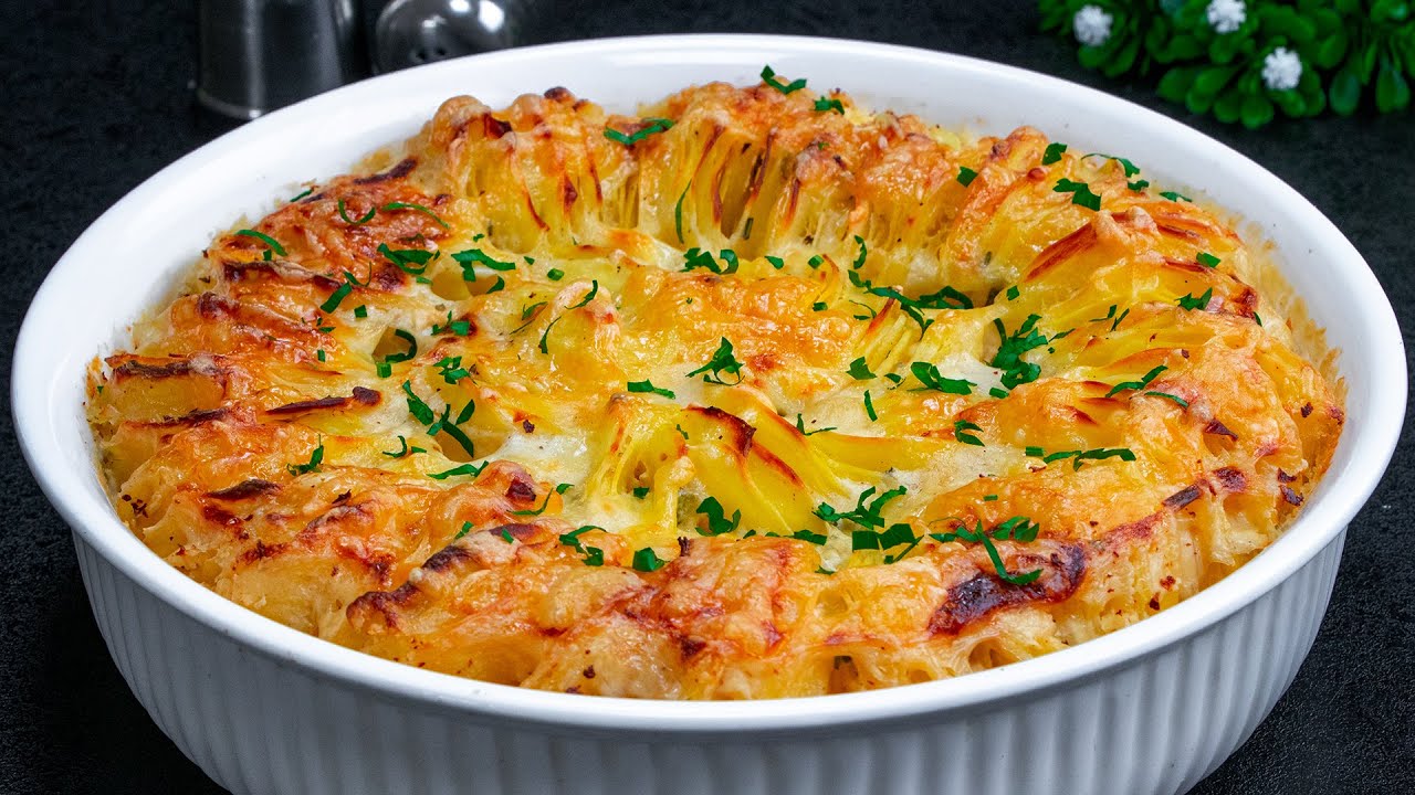 De délicieuses pommes de terre gratinées à l'ail et au romarin qui sentent bon!| Savoureux.tv