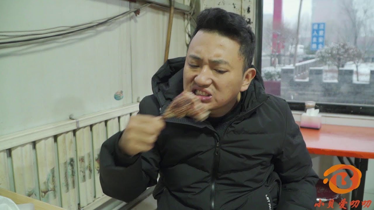 小伙飯店吃飯老闆不給抹零頭，結果算來算去搭進去一隻雞【小貝愛叨叨】