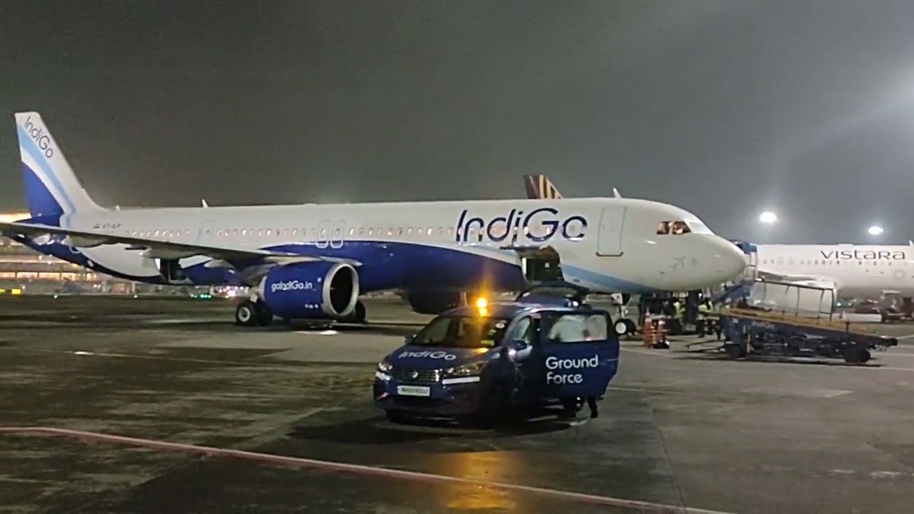 6E INDIGO  AIRBUS A-320 IN COCKPIT GROUND FORCE READIES FOR NEXT FLIGHT, A-321's PARKED BY SIDE👁️👁️
