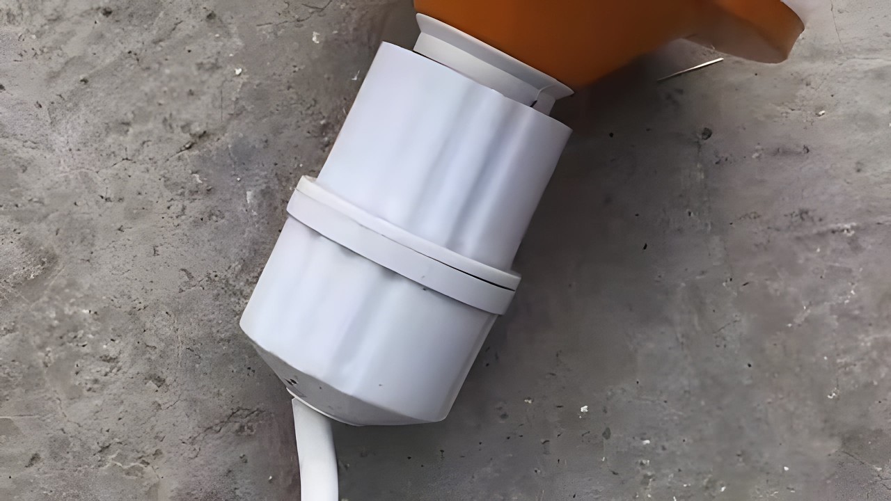學徒工要求漲工資，老電工拿個燈頭讓他接，沒想到接的這么專業