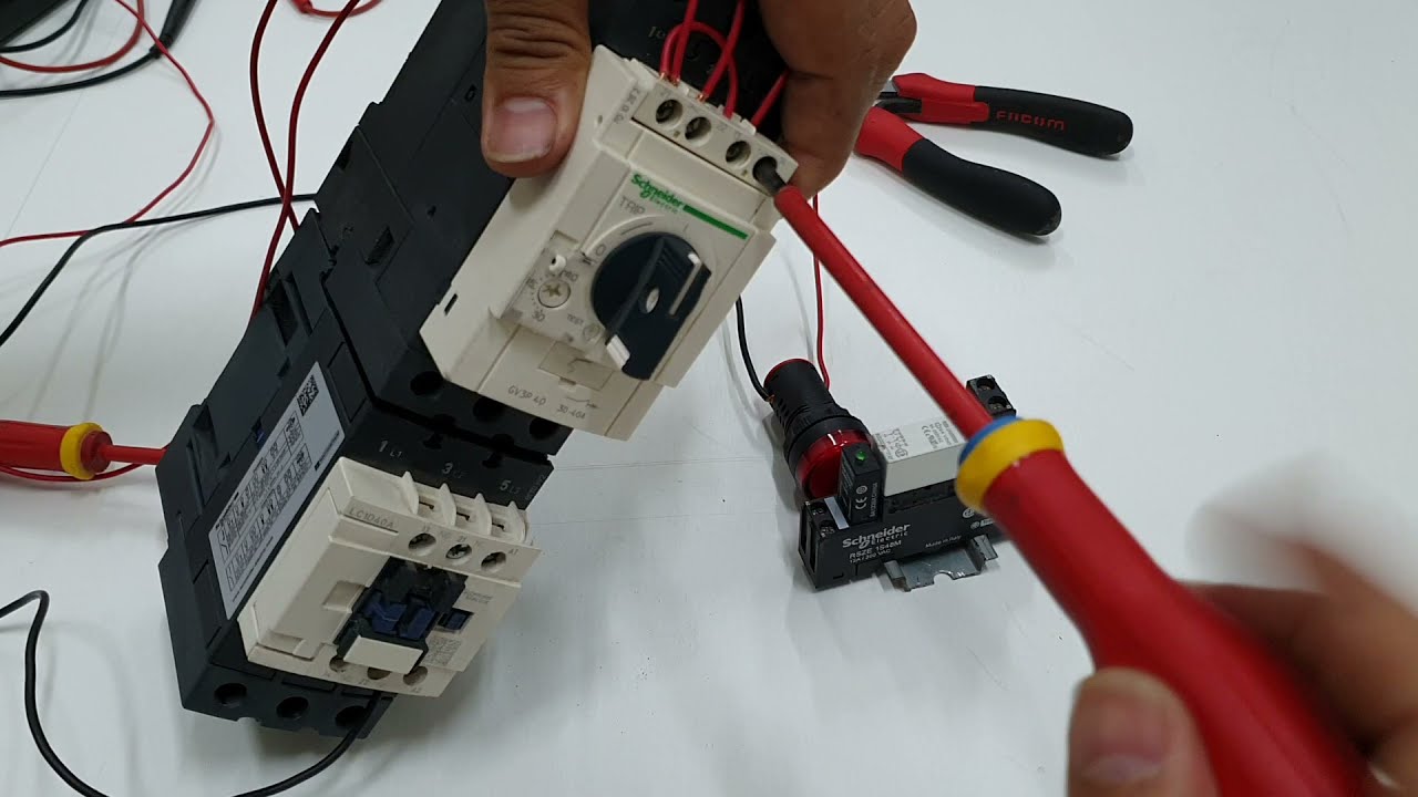 Excitation d'un contacteur électrique par relais de commande # Démarrage automatique