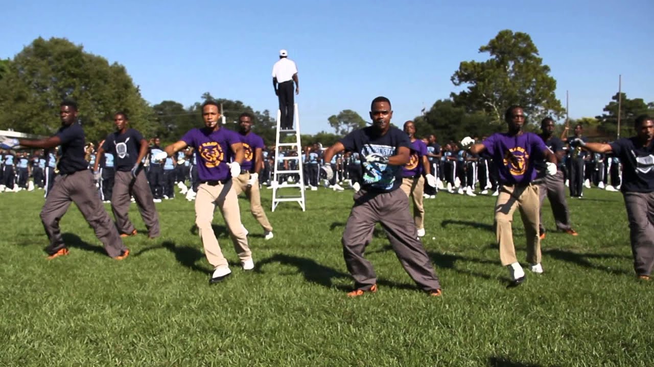 Nobody Does It Better (2014) Jackson State ft. Edna Karr HS Drum Majors