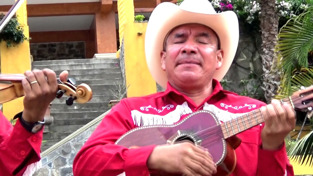 Trio: ARROYO BLANCO presentando un exito del ayer 