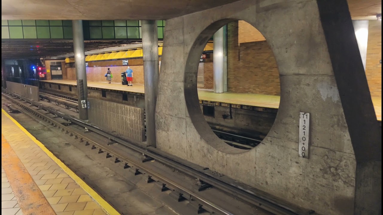 21st St - Queensbridge Station F Railfanning and Platform Walk