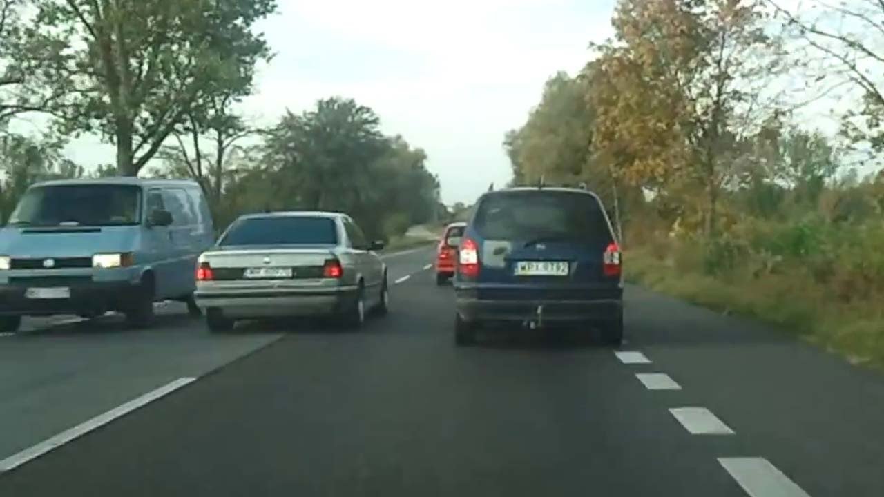 Wyprzedzanie na trzeciego - bezczelne spychanie z drogi