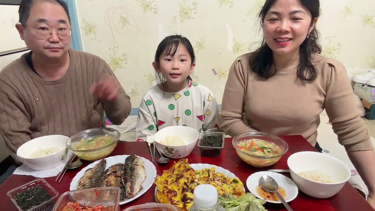 (64)dâu việt đi làm về bất ngờ con gái làm điều này .bao nhiêu mệt mỏi tan biến hết .thương quá .! 
