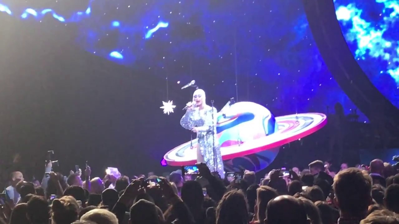 Katy Perry - Family's Birthday Surprise (Witness The Tour 2017 Chicago - Oct 25 - Birthday Night)