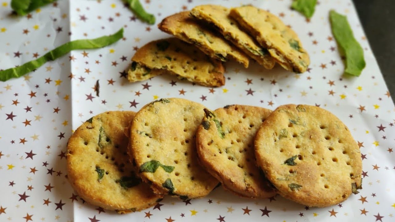 BAKED WHOLE WHEAT PALAK (SPINACH) MATHRI