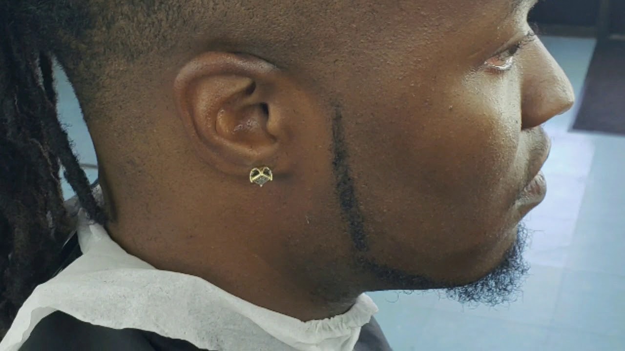 FORT WORTH TEXAS BARBER SHOWING HIS SKILLS
