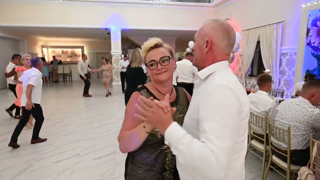 Zespół  Sekret-  Jedna z  gwiazd (sala  Dworek Oleńka w  Drobinie)