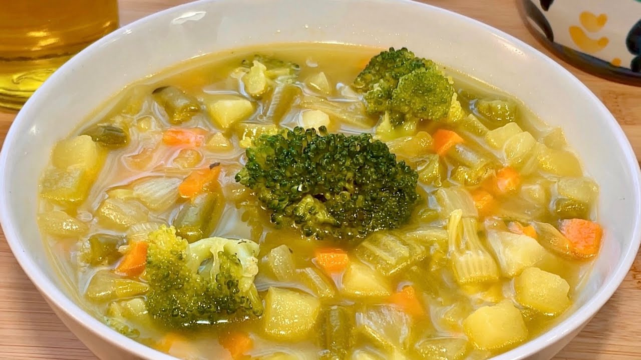 Sopa caliente para el frío ¡rápida y sin lío! 🥦🥕🥔 El apio le da un sabor 👉”RICO RICO”🌹