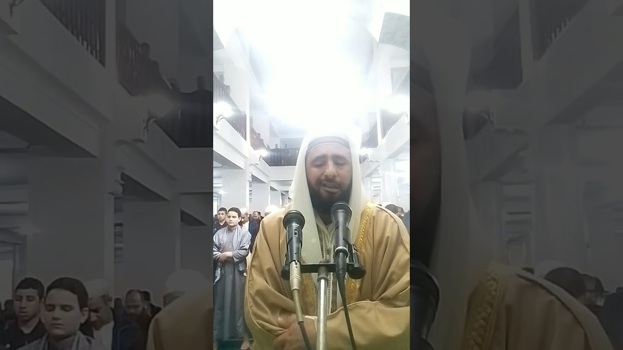عندما يبدع القارئ الجزائري بلال راوي في تحبير سورة ق بمقام النهاوند خشوع تام من المصلين #الجزائر