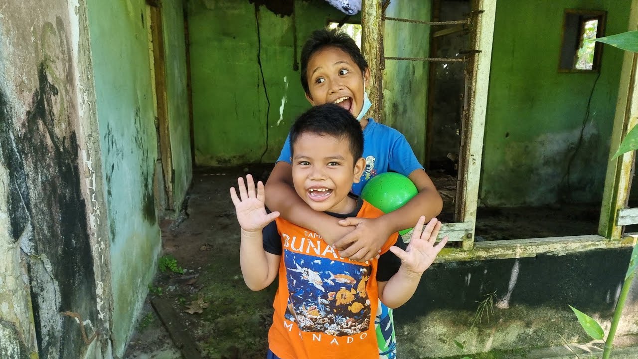Penulusuran Rumah Tua di Tengah Hutan 😱 Zefanya Oyanio