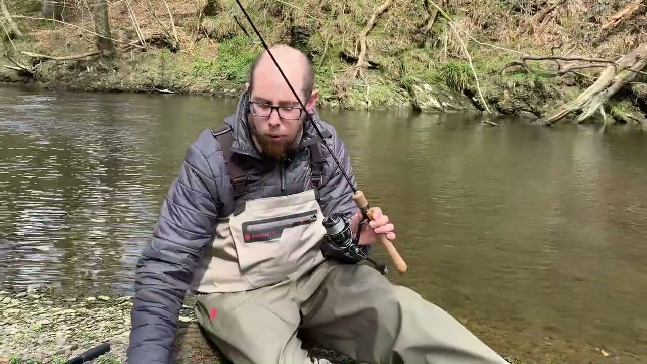Truite aux leurres en rivière: Rémi nous présente son matériel le long de la rivière.