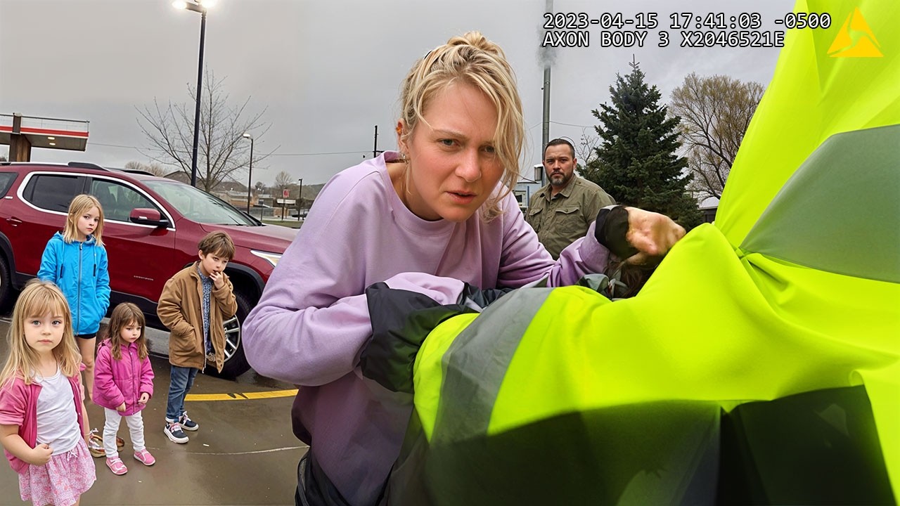 Police Save Little Kids From EXTREMELY Irresponsible Mother