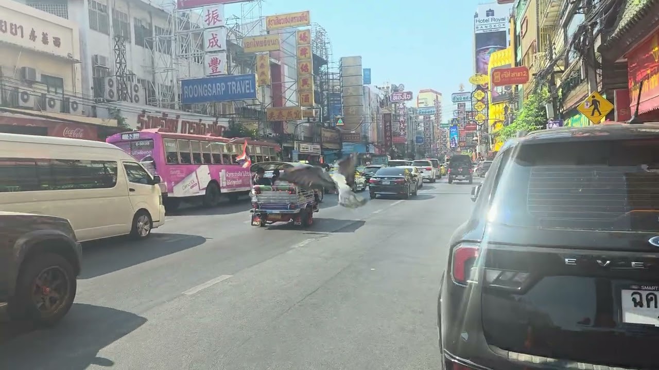 Walking Through Bangkok’s Chinatown 🇹🇭 | Street Food & Real City Life (Yaowarat)
