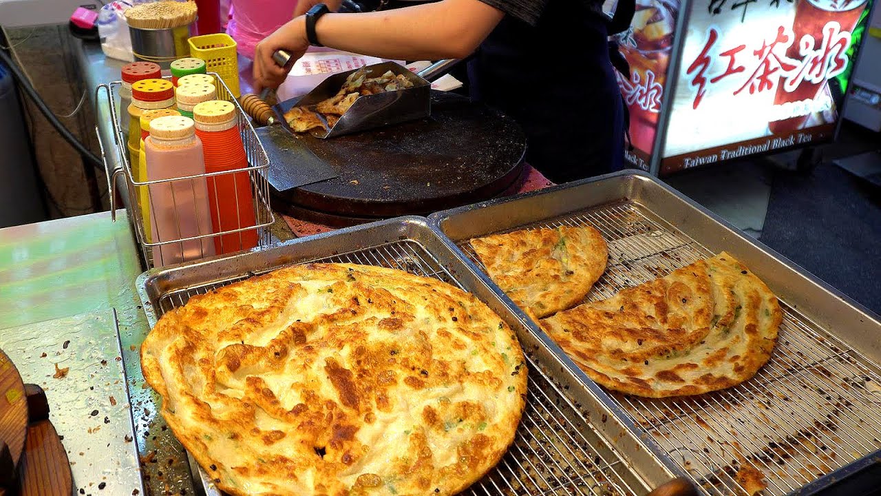 The Best-Selling Spring Onion Pancakes/皮薄酥脆蔥油餅- In Taiwan&rsquo;s Fengjia Night Market