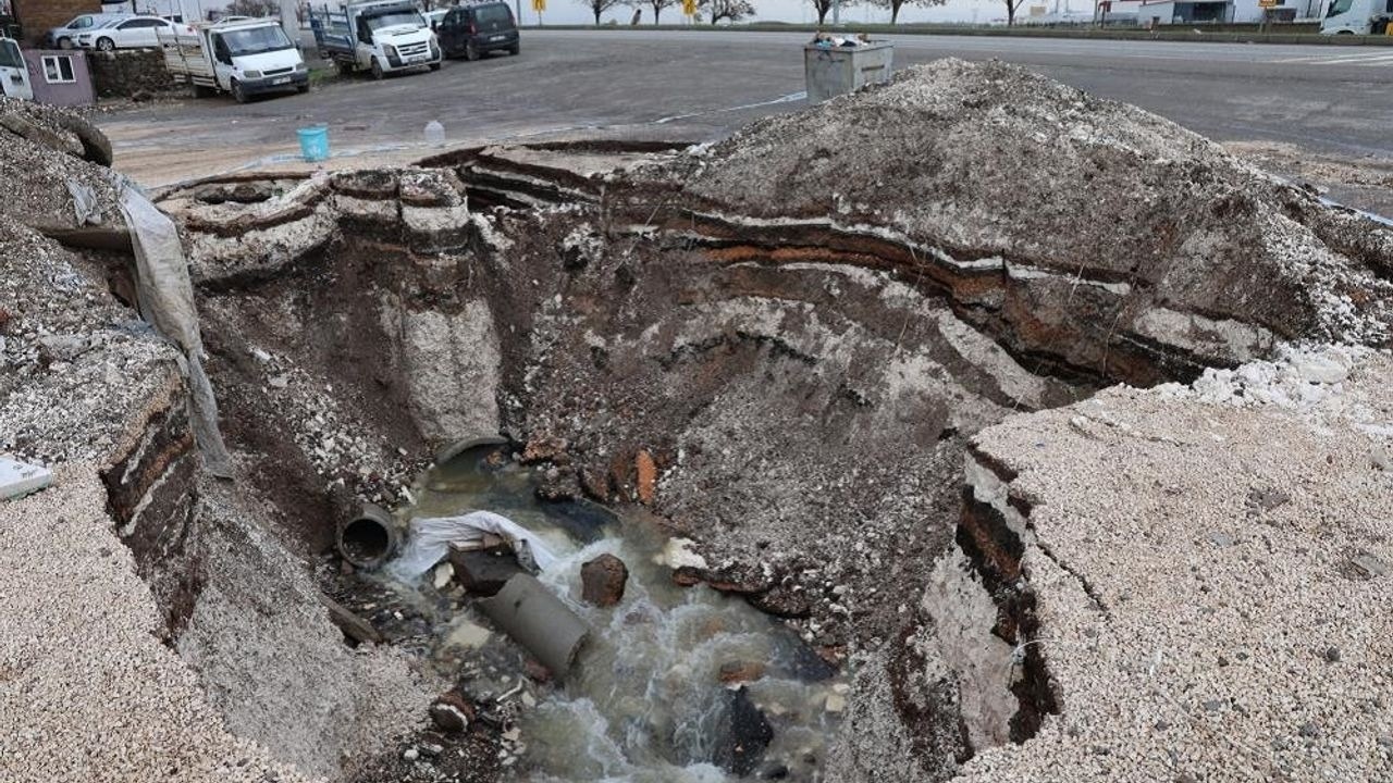 Diyarbakır'da yol çöktü, dev çukur oluştu!