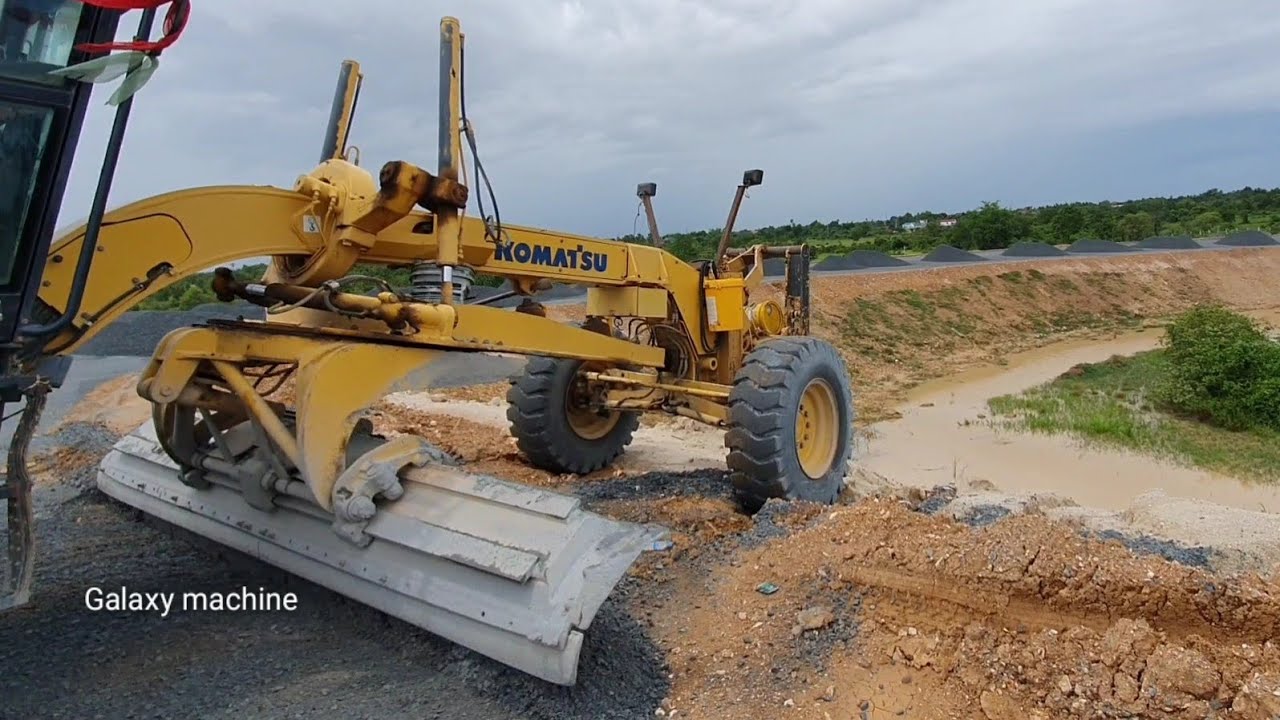 Road Roller operating Techniques and motor grader Komatsu GD655 spreading Gravel for  construction28