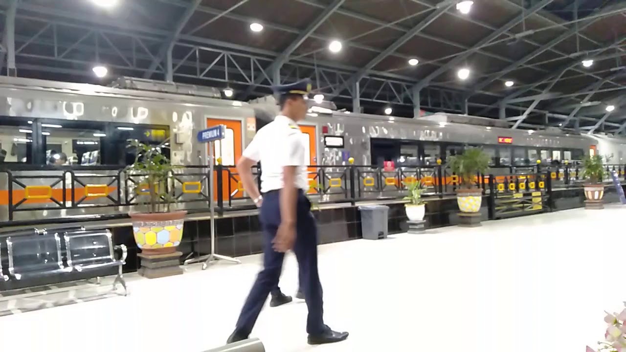 Keberangkatan Kereta Api Kertajaya Premium dari Stasiun Pasar Turi Surabaya