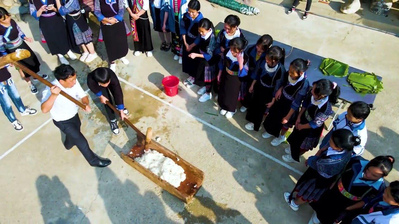 Ngày hội văn hóa dân tộc với hoa đào rừng tại trường PTDT nội trú THCS huyện Mù Cang Chải, Yên Bái.
