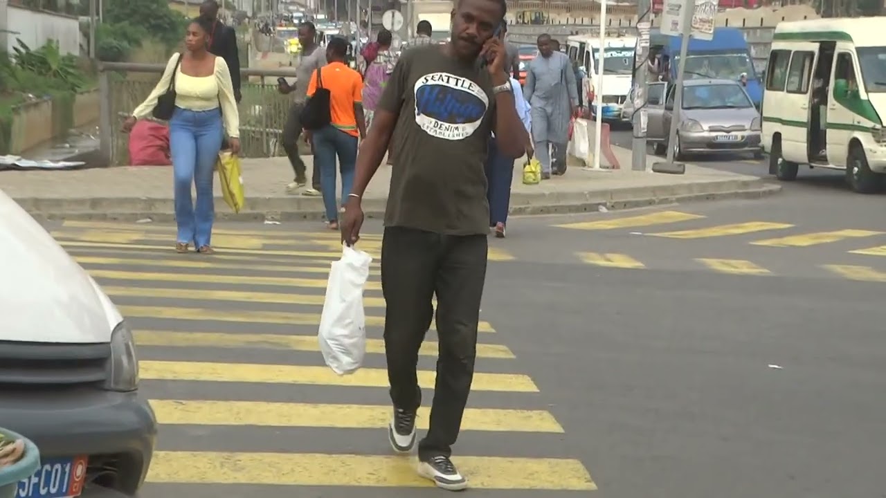 STREETS OF ABIDJAN, COTE D'IVOIRE, WEST AFRICA.